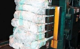 Rúlluplast sótt á Vatnsnes miðvikudaginn 14. apríl.