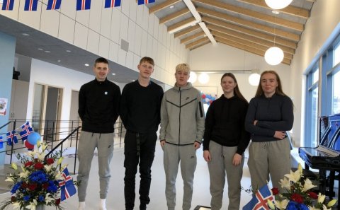 Lið Grunnskóla Húnaþings vestra 2022 fyrir brottför, á myndina vantar Júlíu Jöru. Myndin er fengin a…