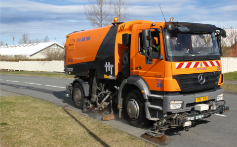 Gangstéttar smúlaðar og götur sópaðar