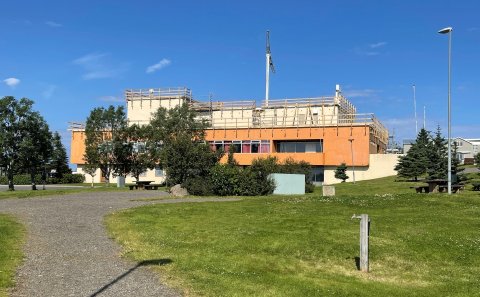 Settur hefur verið upp byggingarkrani til að lyfta yleiningunum á þakið.