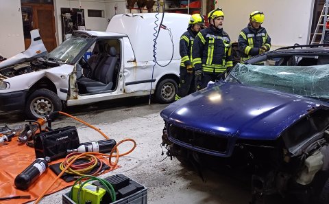 Slökkviliðsmaður sækir námskeið hjá HOLMATRO