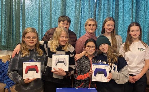 Fulltrúar Gæranna ásamt nokkrum ungmennum.