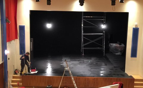 Nýmálað svið og nýr ljósabúnaður í Félagsheimilinu Hvammstanga