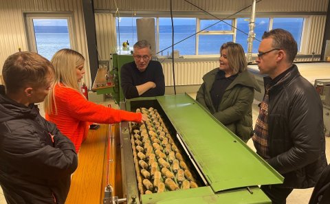 Áslaug Arna, ráðherra háskóla, iðnaðar og nýsköpunar, ásamt fylgdarliði kynnir sér starfsemi Kidka.