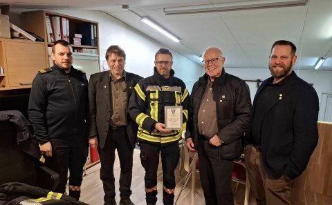 Frá afhendingu styrksins til Brunavarna Húnaþings vestra. Valur Freyr slökkviliðsstjóri og Gísli Arn…