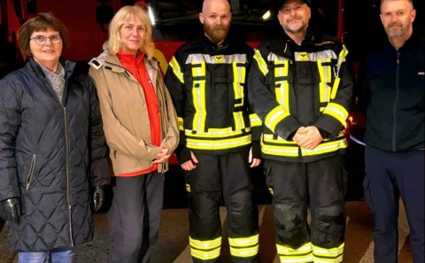 Fulltrúar Gæranna,  Gréta og Árborg, Færa Birgi slökkviliðsmanni, Þorsteini varaslökkviliðsstjóra og…