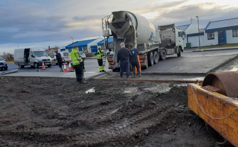 Frá steypuvinnu við gangstétt í Fífusundi