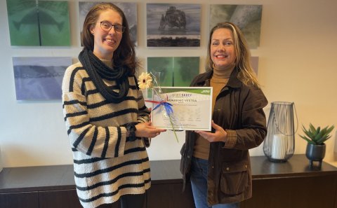 Katrín M. Guðjónsdóttir, framkvæmdastjóri SSNV afhendir Ólöfu Rún Skúladóttir verkefnisstjóra umhver…