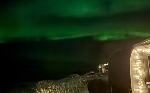 Norðurljós við Sánasetrið neðan við Selasetrið.