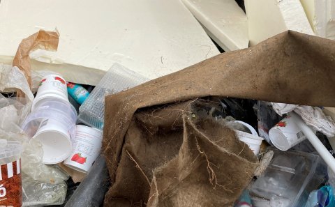 Mynd tekin í júlí s.l þegar m.a gamall notaður jarðvegsdúkur fyllti nánast hálft ílátið við lúguna.