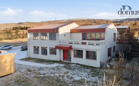 Tilboð óskast í íbúð að Hlíðarvegi 25