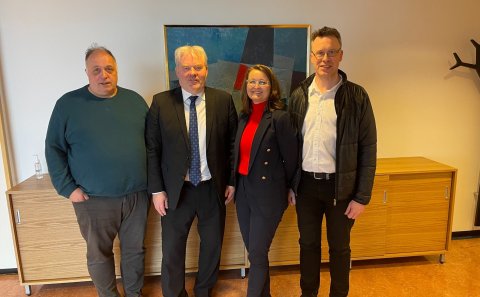 Frá afhendingu skýrslunnar. Þorleifur Karl Eggertsson oddviti, Sigurður Ingi Jóhannsson innviðaráðhe…