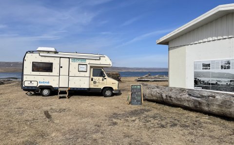 Heimferð, verðlaunasýning Handbendis, fer fram í húsbíl. Sýning var haldin við Byggðasafnið á Reykju…