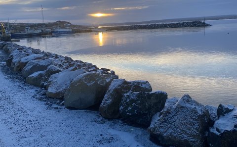 Grjótgarður við höfnina
