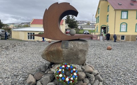 Á sjómannadaginn var lagður blómsveigur að minnismerki um drukknaða sjómenn,