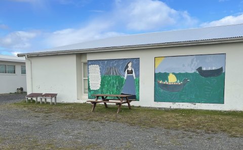 Myndskreyting eftir nemendur Grunnskóla Húnaþings vestra á vegg Byggðasafnsins Húnvetninga og Strand…