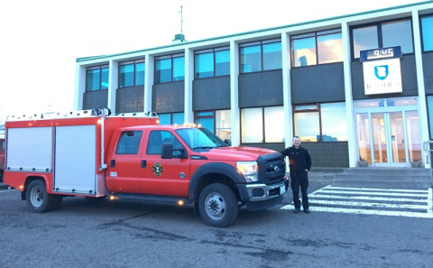 Á myndinni er Pétur R. Arnarsson slökkviliðsstjóri Húnaþings vestra með nýja bílinn fyrir utan Ráðhú…