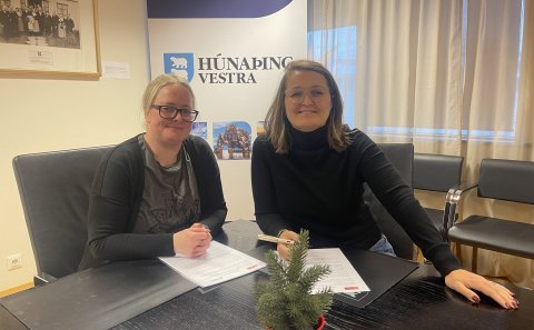 Jóhanna Helga Sigtryggsdóttir fulltrúi stjórnar Elds í Húnaþingi og Unnur Valborg Hilmarsdóttir svei…