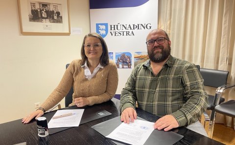Unnur Valborg Hilmarsdóttir sveitarstjóri og Vilhelm Vilhelmsson forstöðumaður undirrita samstarfssa…