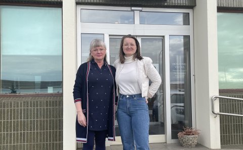 Björk Sigurðardóttir hjá Dictum ræstingu og Unnur Valborg sveitarstjóri við undirritun samningsins.