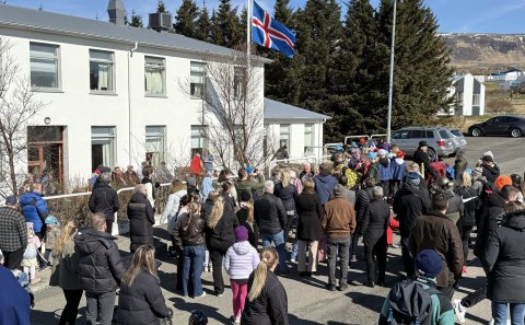 Hátíðarhöld á sumardaginn fyrsta. Sem fyrr stoppaði skrúðgangan við sjúkrahúsið til að syngja fyrir …
