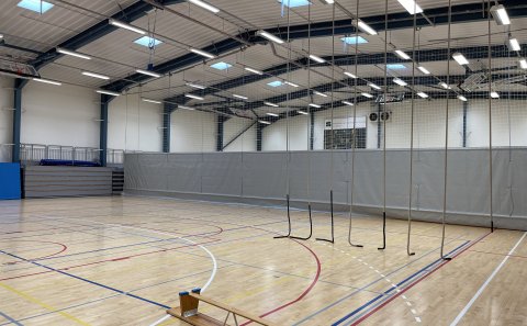 Íþróttasalur íþróttamiðstöðvar.