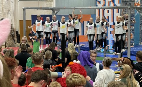 Keppendur búa sig undir að hanga - Íslandsmet var slegið í þeirri grein í keppninni og er nú 25:01.