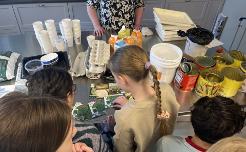 Nemendur grunnskólans undirbúa sáningu matjurta á umhverfisdegi.