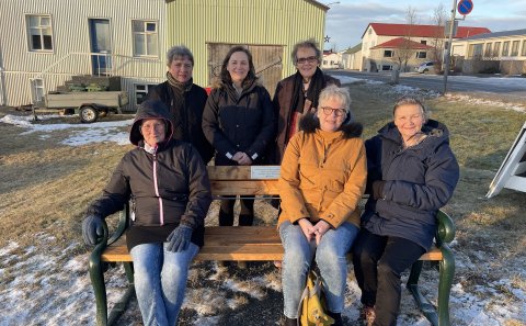 Félagskonur úr kvenfélaginu Björk við bekkinn góða.