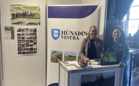 Jessiqa Aquino og Tanja Ennigarð kynna verkefni Húnaklúbbsins.