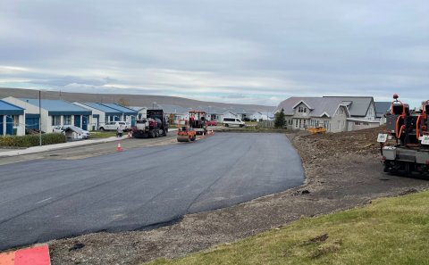 Plan fyrir skólabíla neðan við Grunnskólann.