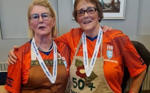 Jónína og Halldóra fagna sigri í pönnukökubakstrinum. Mynd: Guðmundur Sigurðsson af facebook síðu Fé…