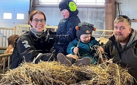 Ólöf Rún ásamt fjölskyldu sinni við bústörfin.