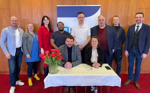 Frá undirritun samstarfssamningsins.