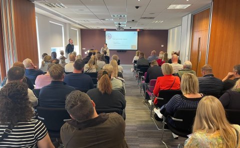 Sveitarstjórnarfólk af Norðurlandi vestra og Vesturlandi hlýðir á fyrirlestur hjá skoska sveitarféla…