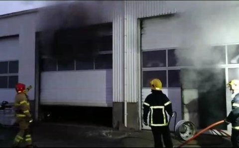 Slökkviliðsmenn að störfum á vettvangi.