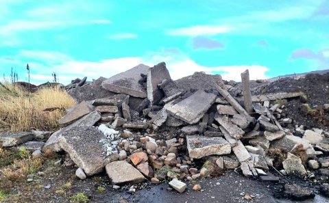 Lokað fyrir losun á efni uppá Ási