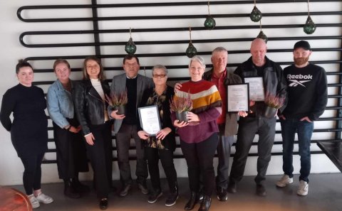 Viðurkenningarhafar ásamt umhverfisnefnd og sveitarstjóra.