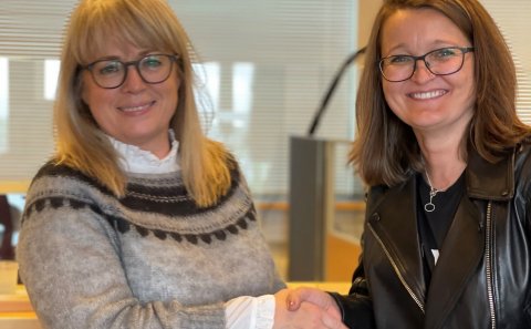 Unnur tekur við lyklum að ráðhúsinu úr hendi Ragnheiðar Jónu Ingimarsdóttur fráfarandi sveitarstjóra…