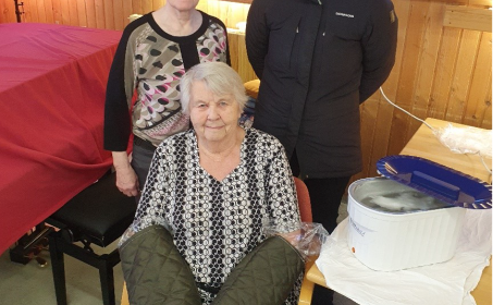 Gjöf til föndurstarfs fyrir eldri borgara